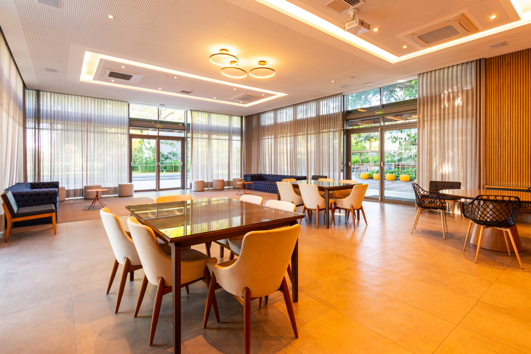 Salão gourmet com mesas amplas e integração ao jardim