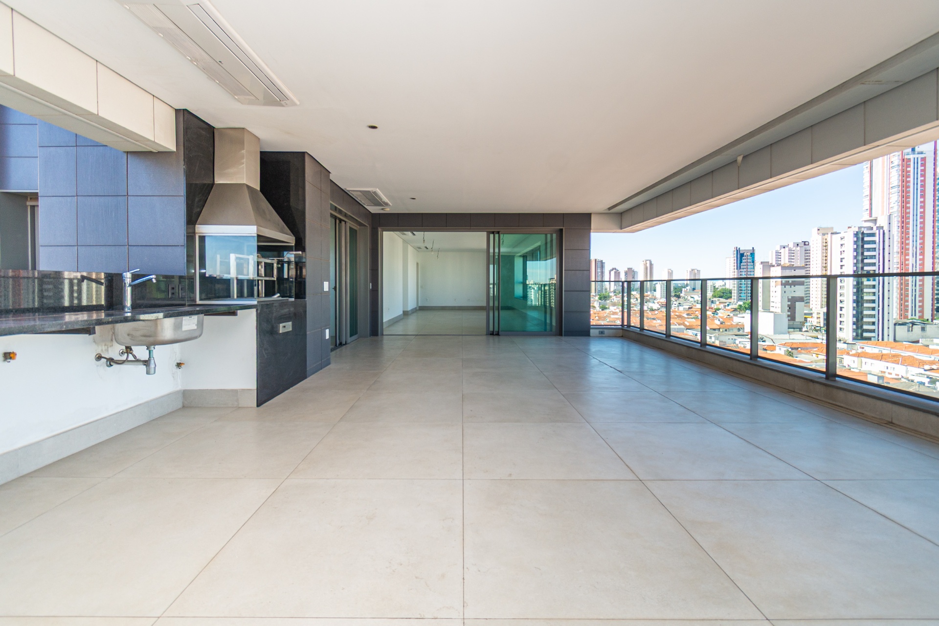Terraço social com espaço gourmet, churrasqueira integrada e vista aberta
