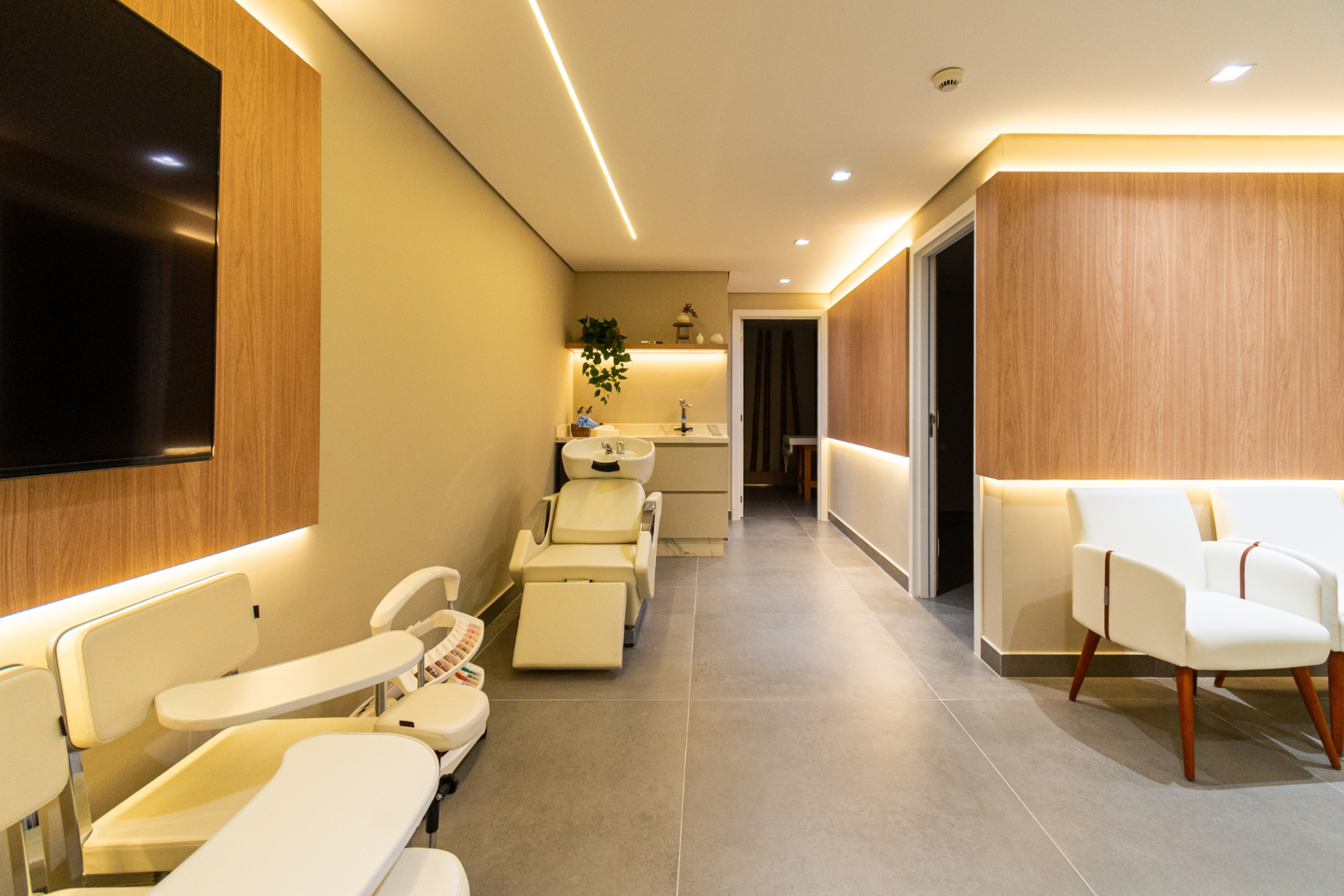 Ala de estética e cuidados com iluminação âmbar
