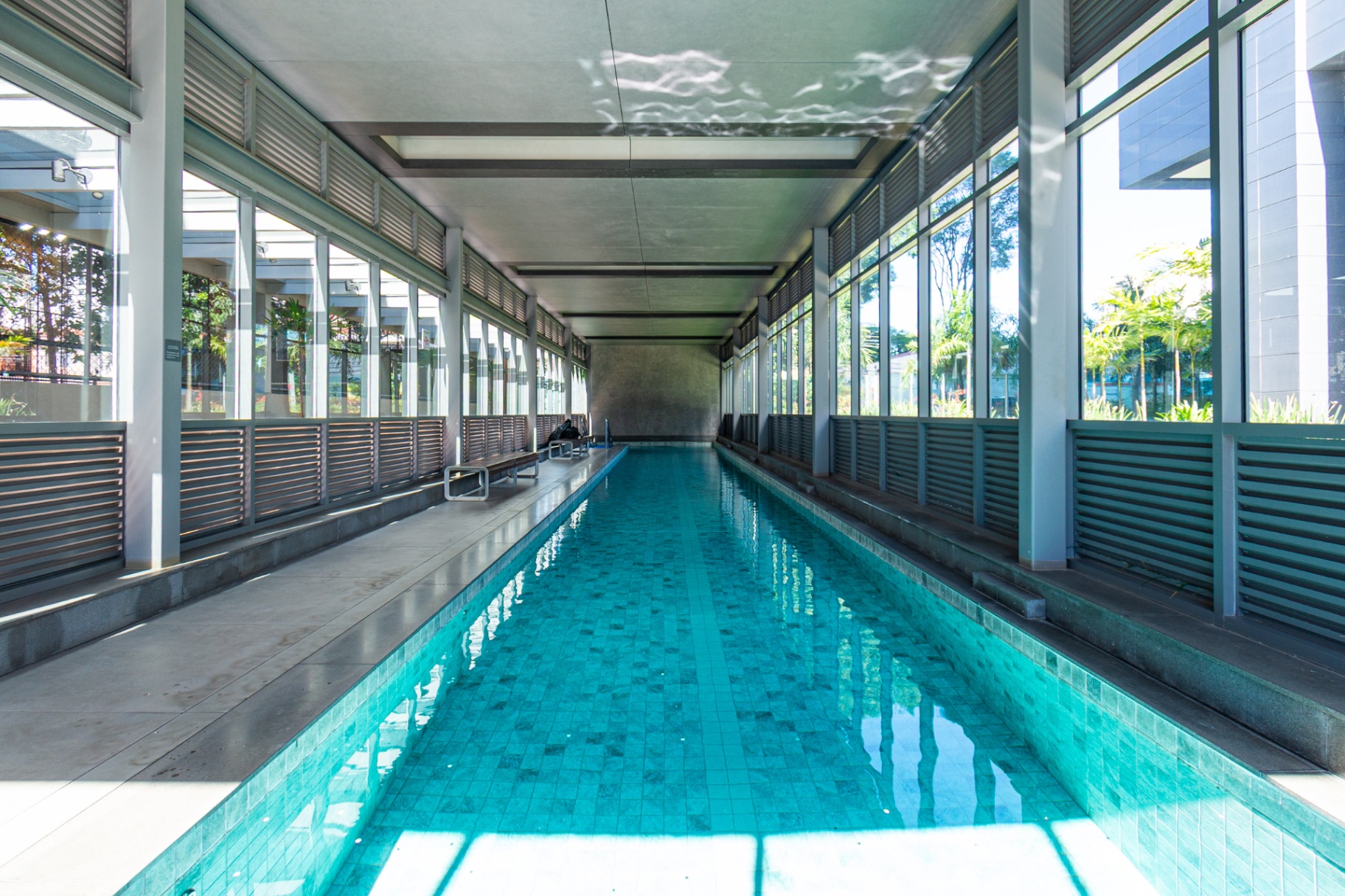 Piscina coberta com raia longa e iluminação natural