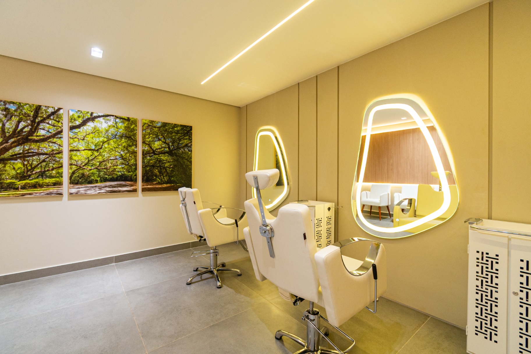 Salão de beleza com espelhos iluminados e ambiente sofisticado