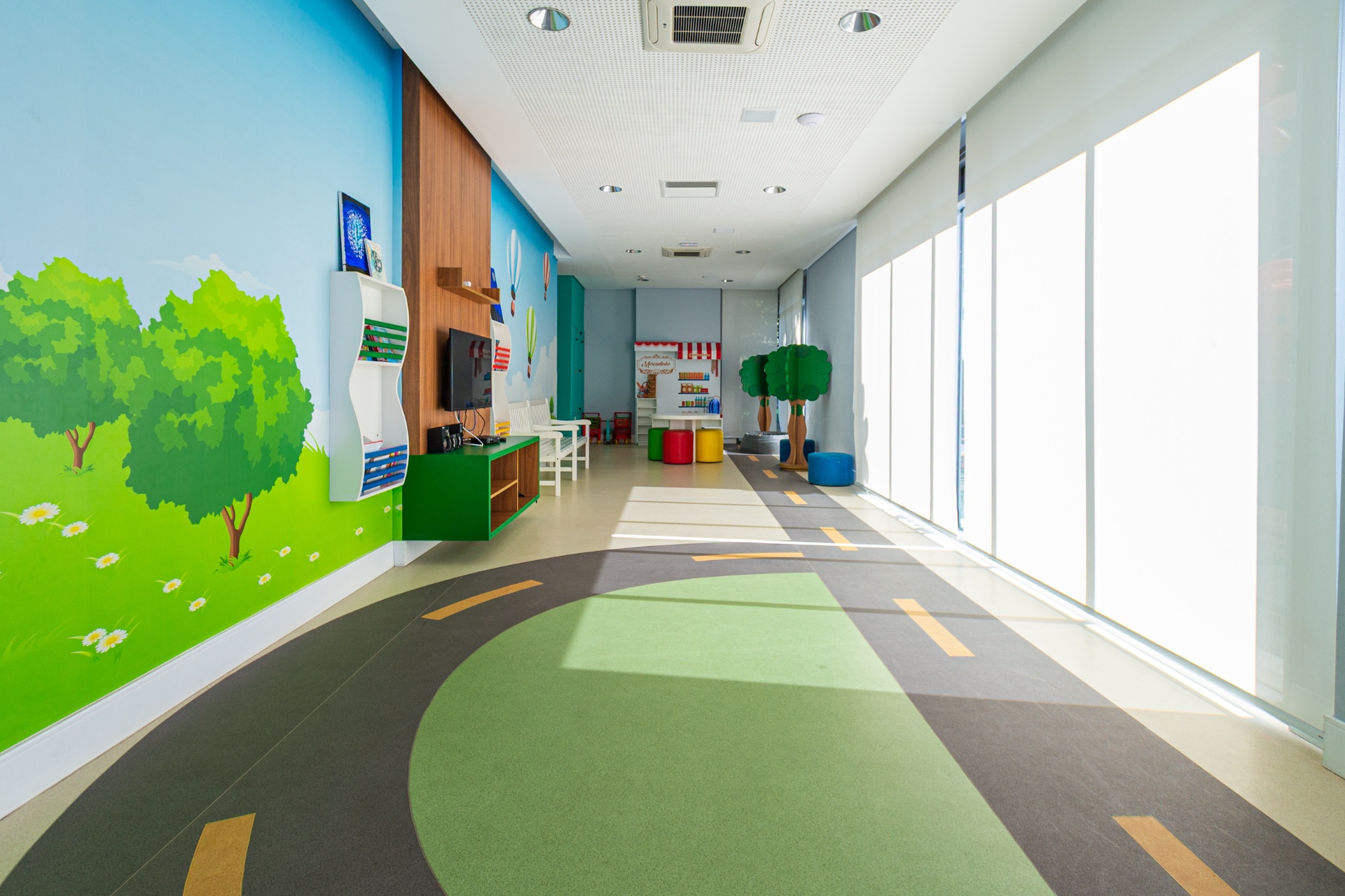 Brinquedoteca lúdica com pista, mural e mobiliário infantil